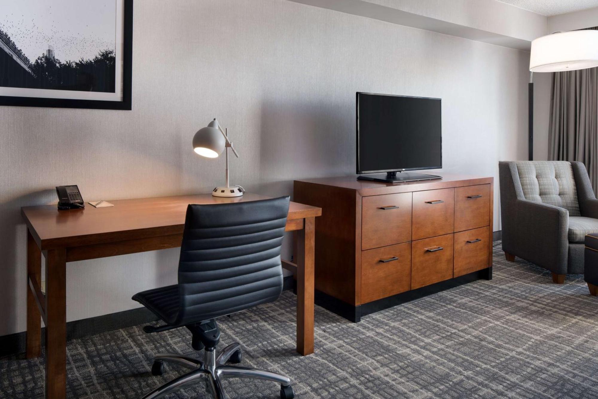 Embassy Suites By Hilton Austin Central Экстерьер фото